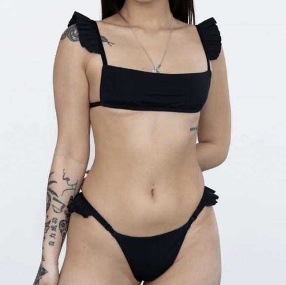 Elegant Black Ruffled Bikini - Picture 7 of 7
